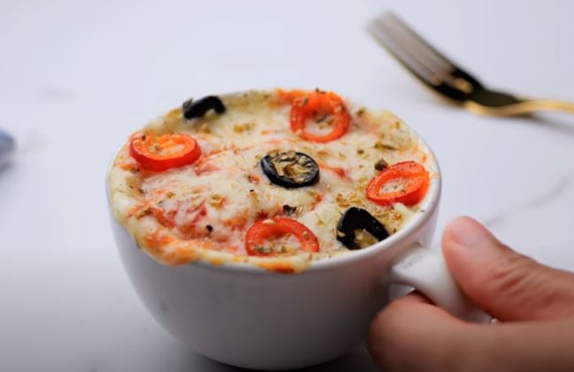 How to make a 60-second mug pizza in the microwave