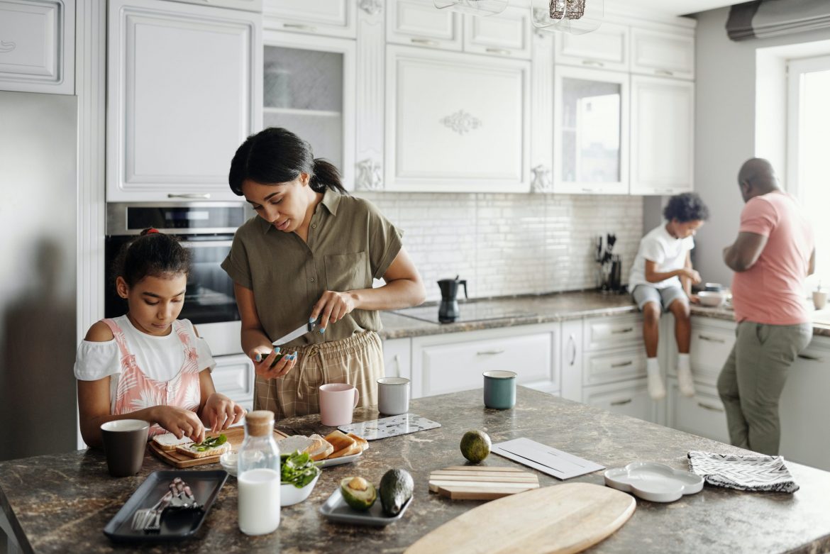 Family cooking together/ Pexels