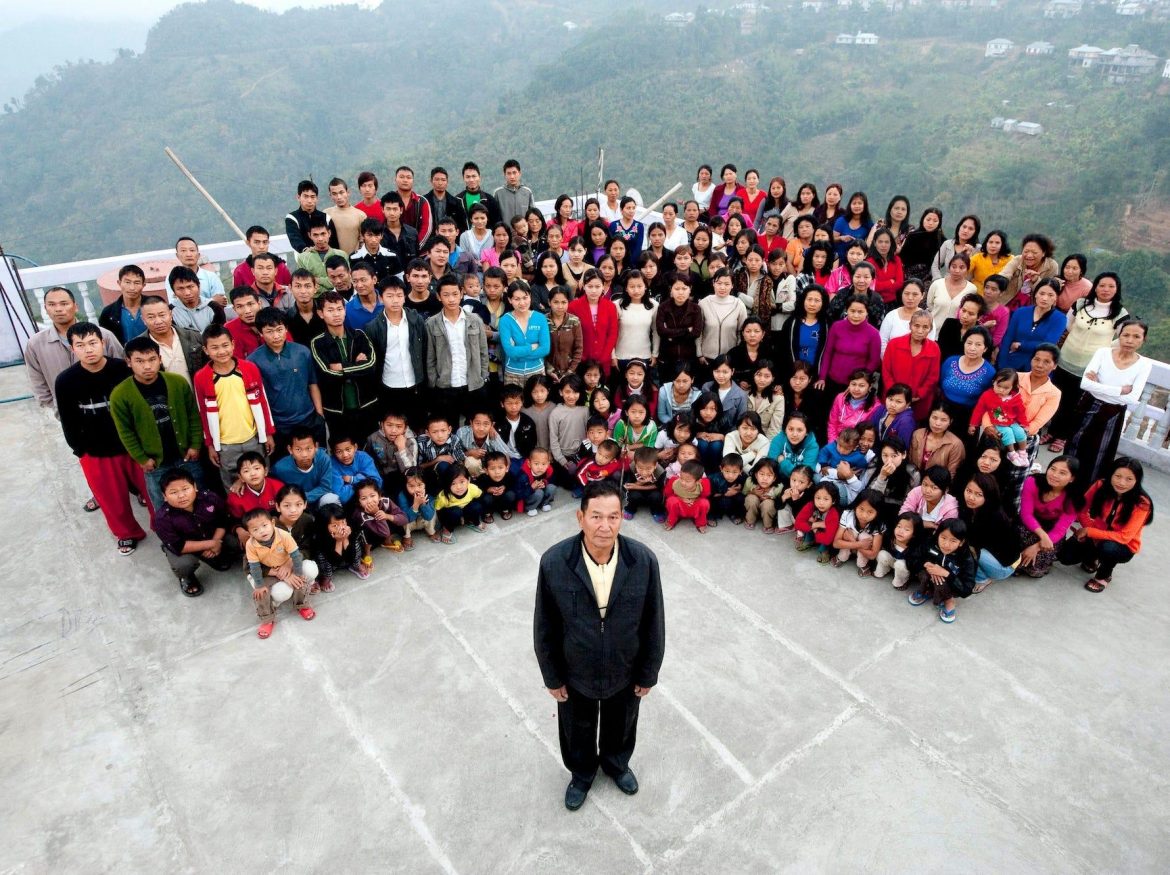 Man with the world's largest family dies