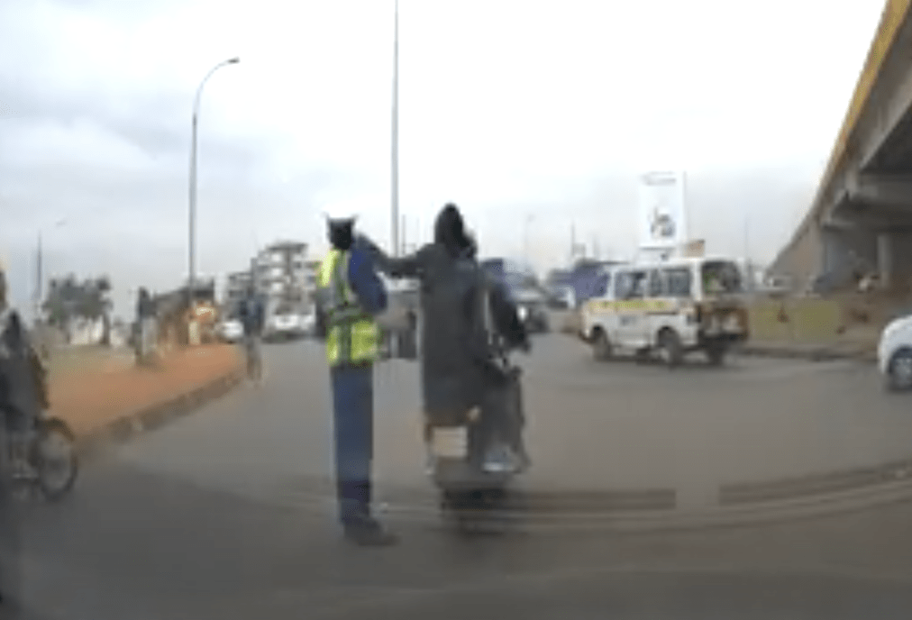 WATCH: Thieves in kenya steal a phone from police
