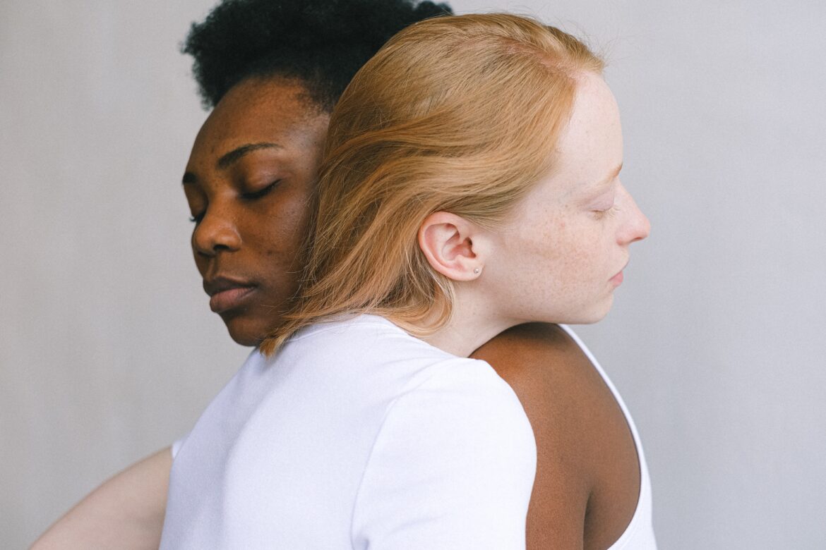 Woman hugging each other/ Pexels