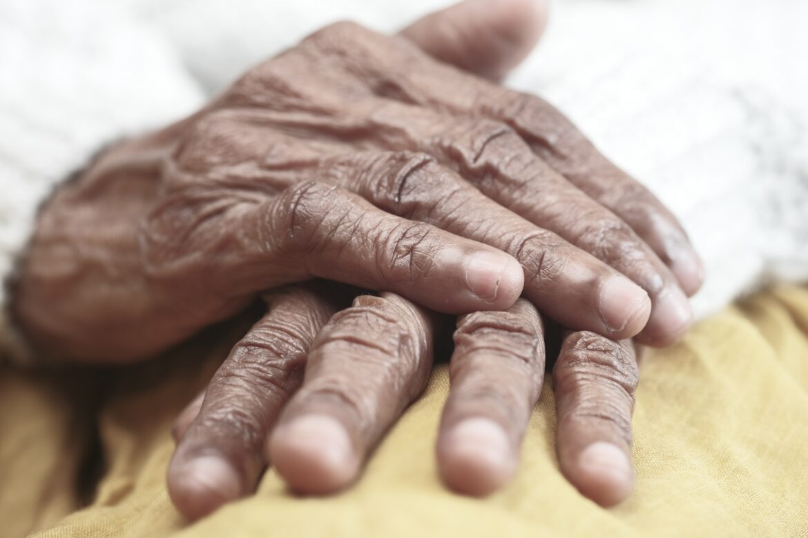 Elderly woman who suffers from arthritis/ Pexels