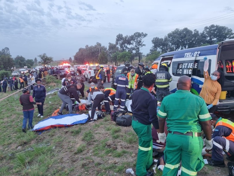 Two drivers killed, 6 learners critical in head-on collison