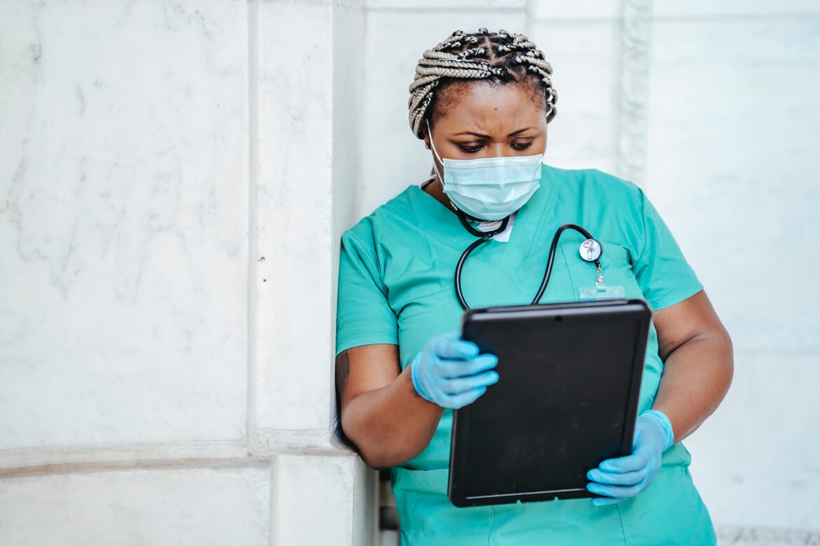 Health practitioner wearing mask/ Pexels