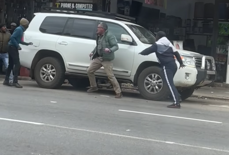 WATCH: Klerksdorp man fights off hijackers with knife - KAYA 959