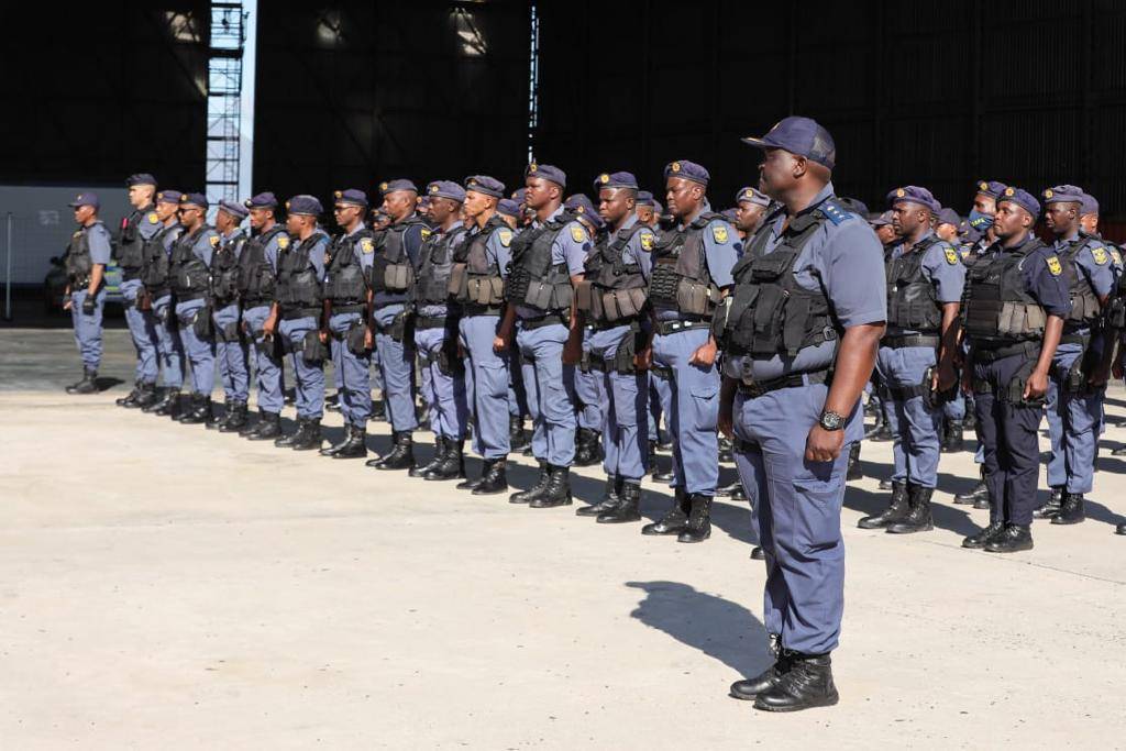 recruits 10 000 police officers