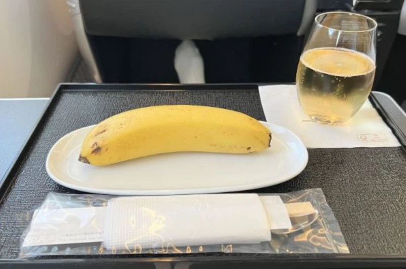 banana as in-flight meal