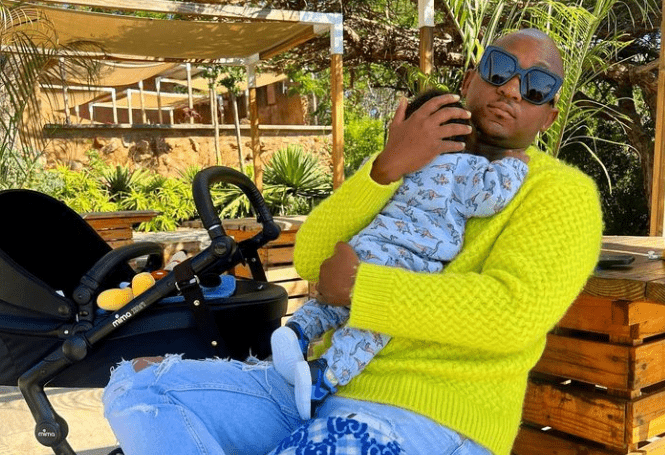Khuli Chana hangs out with his newborn son