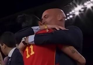 Spain's football federation head apologizes for kissing footballer Jennifer Hermoso Spain