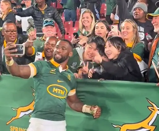 Siya celebrating with fans