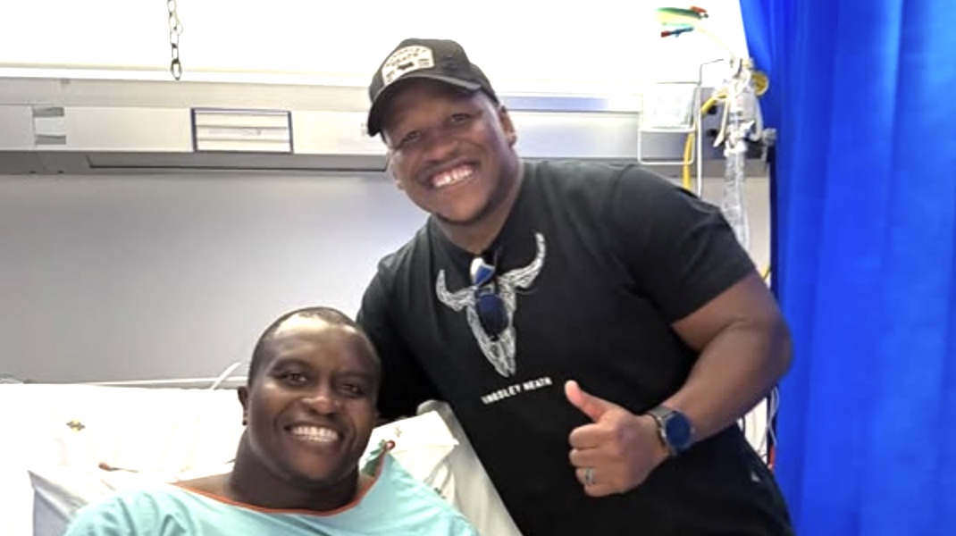 Bongi Mbonambi visits injured Springbok teammate Trevor Nyakane