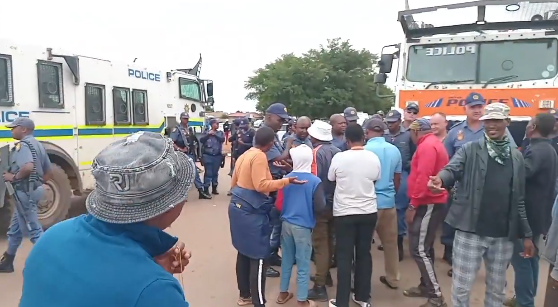 Phumlamqashi residents clashing with police during protest