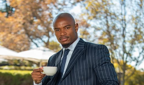 A new Maskandi sensation in the villa? Makazole Mapimpi shows off his hidden talent