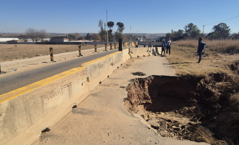 Sinkhole raises safety concerns in Krugersdorp