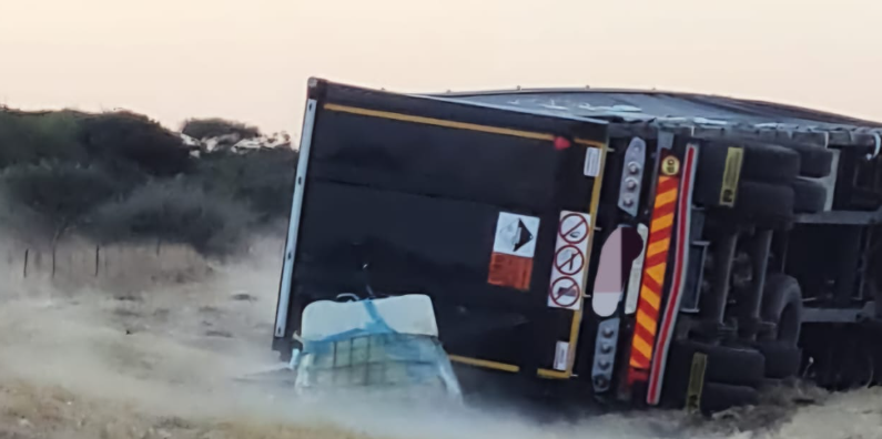 R521 in Polokwane remains closed after truck and oil tanker collision