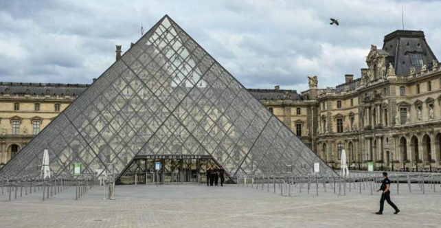 Louvre museum, home to the Mona Lisa, closes after an alleged robbery in Paris
